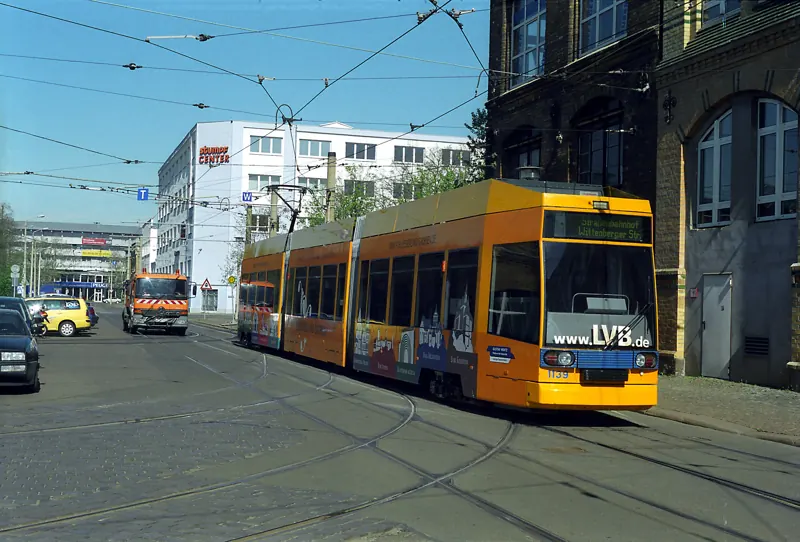 Straßenbahn in einer Leipziger Straße